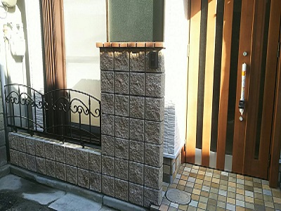 ブロック塀「SHAMOTY　サンドイエロー」
フェンス　「LIXIL　コラゾン３型」
表札「江戸硝子サイン　ナチュラルタイプ」
ポスト「ネクストポスト　Lー1型　特注色」